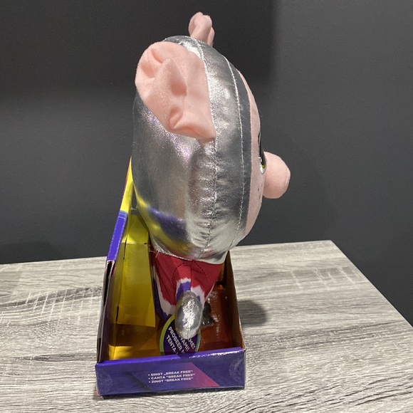 NEW: Sing 2: Rosita the Singer - Singing Plush Toy - Picture 5 of 9